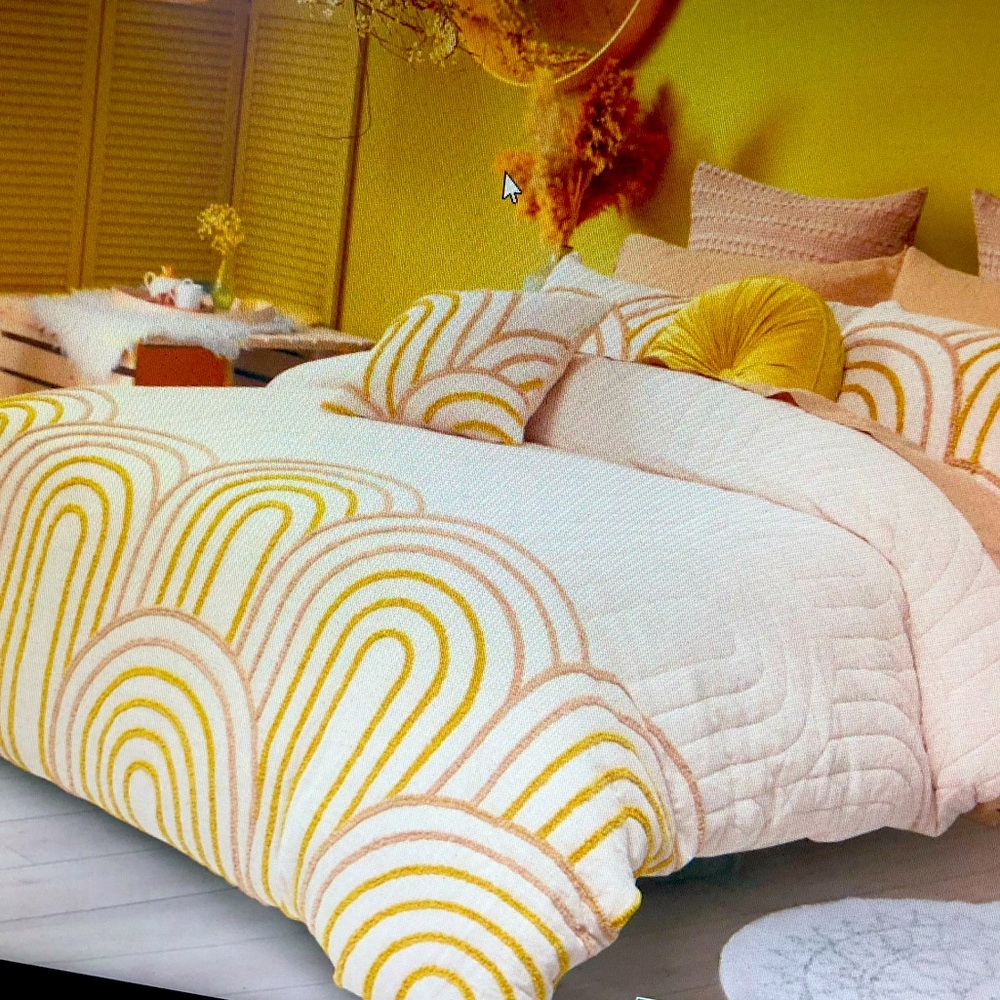 King quilted duvet cover and 2 king pillow shams. Pink and yellow.